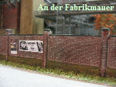 An der Fabrikmauer