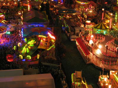 Getummel auf dem Rummel, bei Nacht 