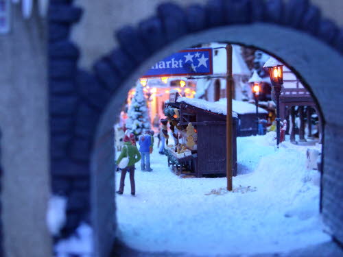 Durch das Tor zum Weihnachtsmarkt