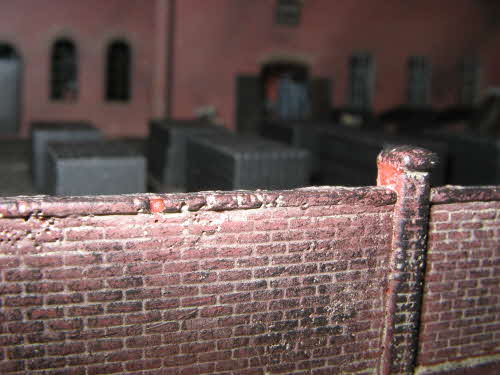Fabrikmauer vor der Brikettfabrik